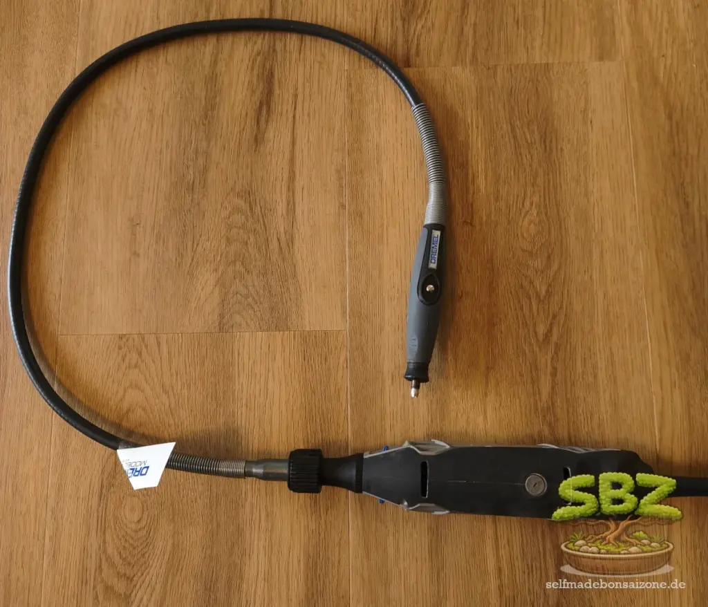 Das Bild zeigt einen Dremel 4200 mit einer beweglichen Welle. Ein ideales Werkzeug zur Wundversorgung bei Bonsai.