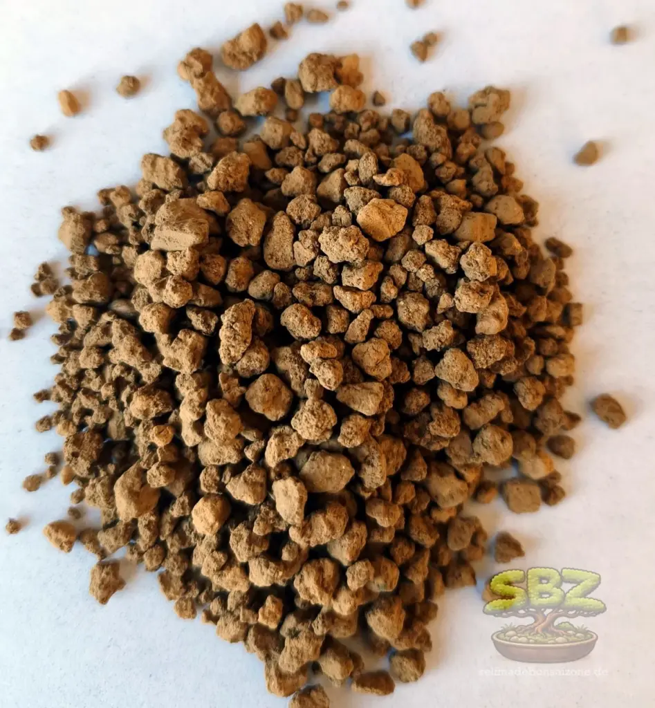 Nahaufnahme der Körnung des Bonsai Substrat für Einsteiger Akadama - Erklärungsbild für Bonsai-Anfänger.