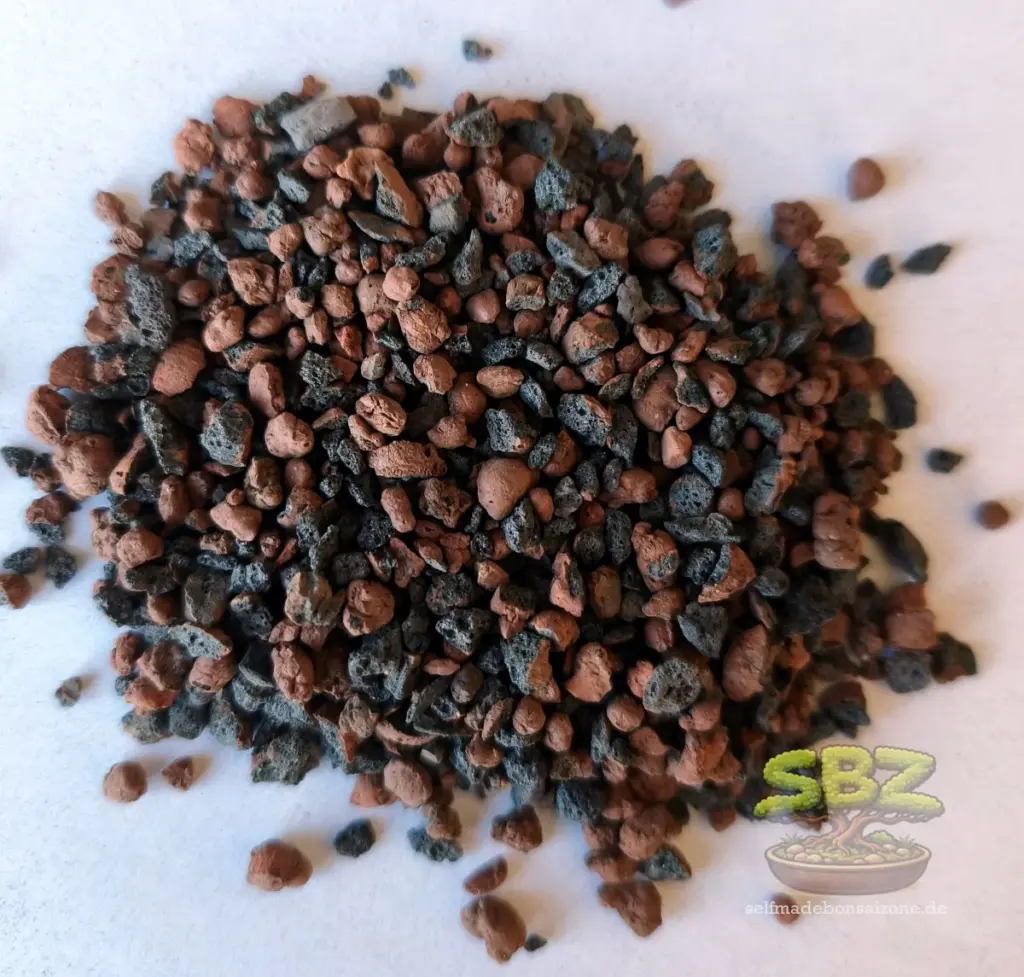 Nahaufnahme der Körnung des Bonsai Substrat für Einsteiger Fibotherm - Erklärungsbild für Bonsai-Anfänger.