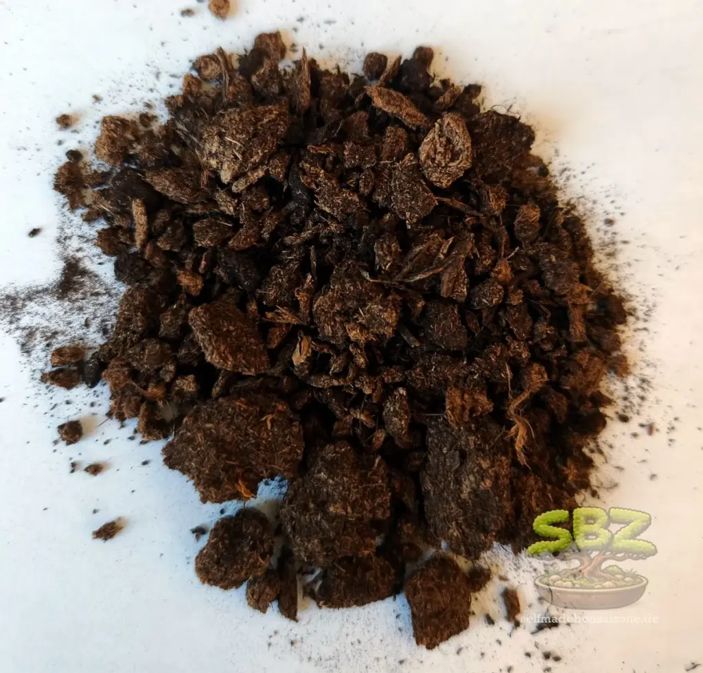 Nahaufnahme der Körnung des Bonsai Substrat für Einsteiger Torf - Erklärungsbild für Bonsai-Anfänger.