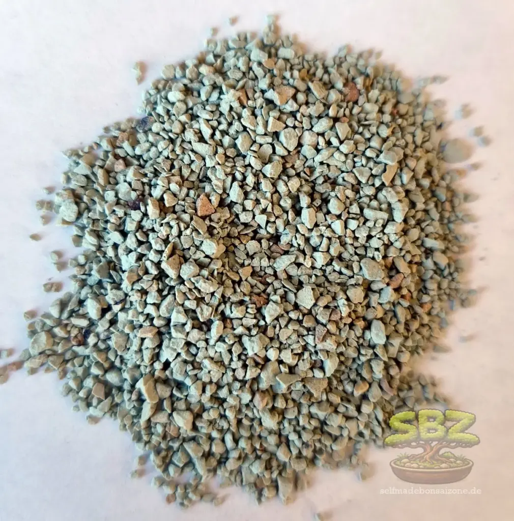 Nahaufnahme der Körnung des Bonsai Substrat für Einsteiger Zeolith - Erklärungsbild für Bonsai-Anfänger.