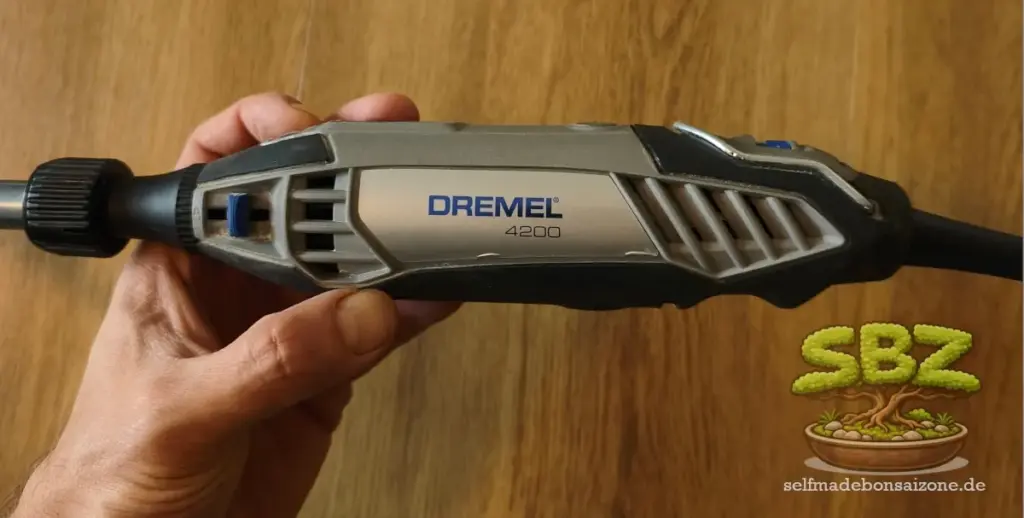 Das Bild zeigt einen Dremel 4200. Ein ideales Werkzeug zur Wundversorgung bei Bonsai.